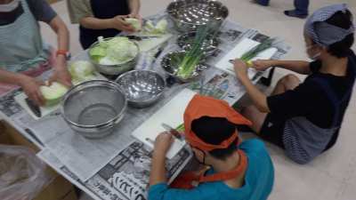 令和７年８月７日　夏季学習室活動・料理教室（お好み焼き、ジュース）